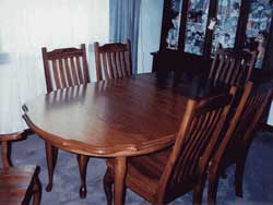 Amish Custom Made Quartersawn Oak Queen Anne Table with Scalloped Edge