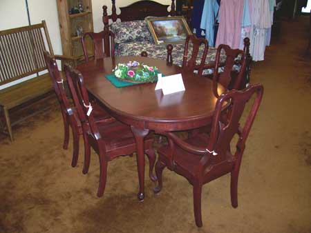 Amish made Oval Talbe with Queen Anne Legs and Chairs